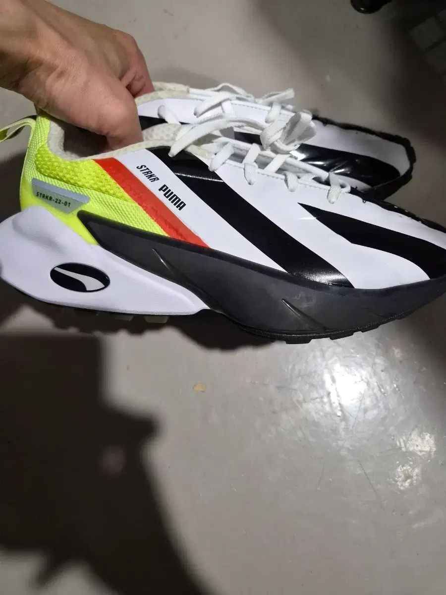 PUMA STRKR スニーカー 260 白黒 (新品)