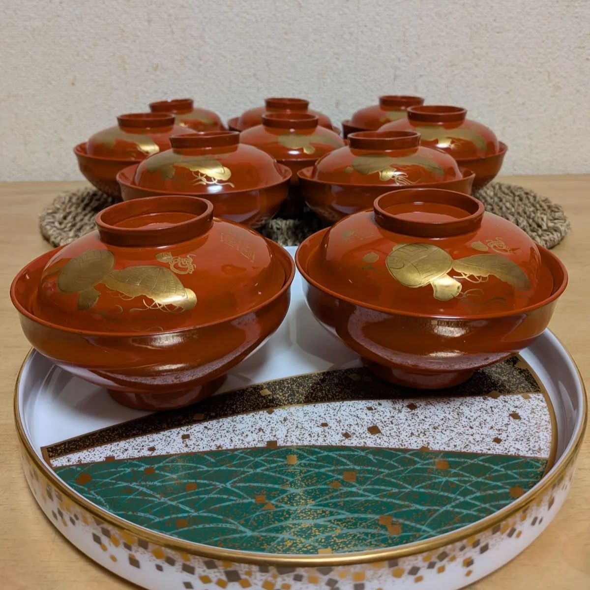 高級漆器 木製 蓋付き吸物椀② 朱塗 金蒔絵 蓑亀 吉祥文様 煮物椀 汁椀 雑煮椀 5客セット 天然木 時代物 伝統工芸 骨董 古美術 正月 祝い膳 お食い初め 和食器 和風 懐石 料亭 お椀 うるし塗 ビンテージ レトロ おしゃれ 送料無料