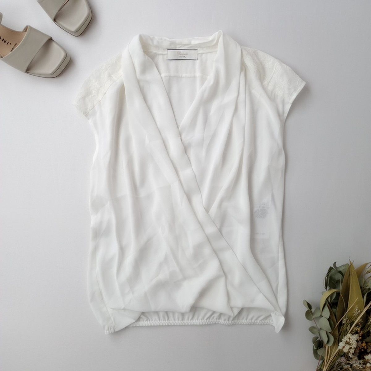 ◯ BEIGE, ベイジ オンワード樫山 OLIVE / カシュクールフレンチスリーブブラウス 日本製 /26N