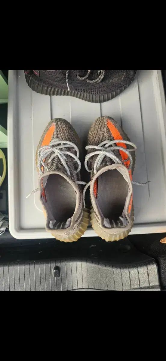 アディダス イージーブースト 350 V2 ベルーガ