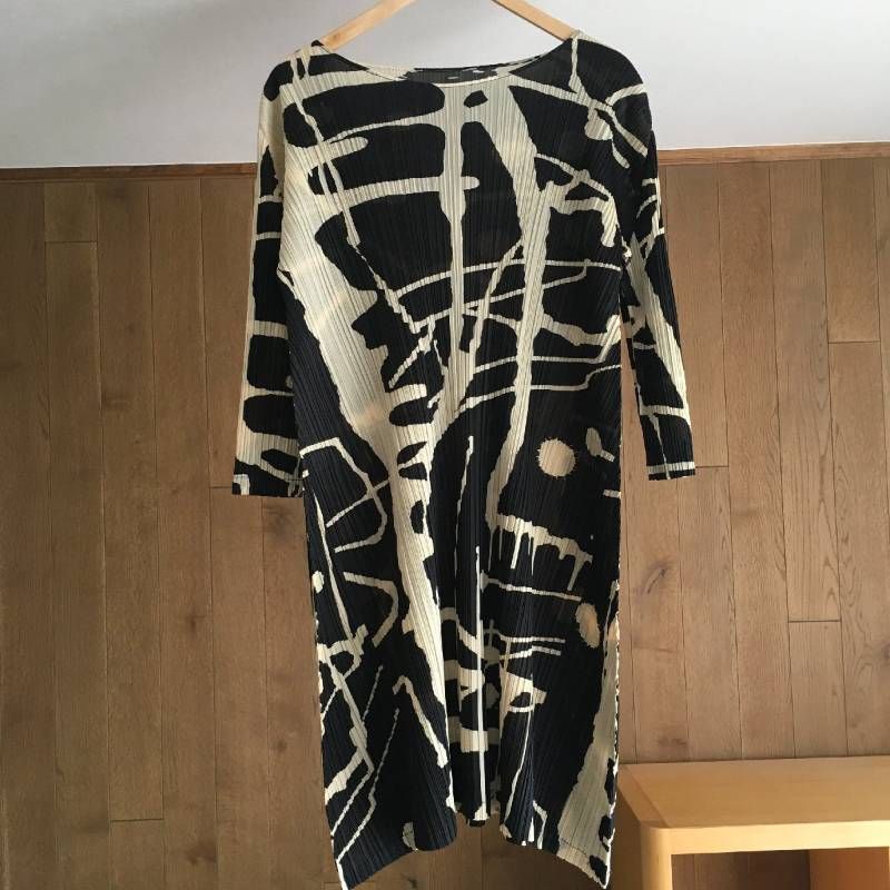 美品 PLEATS PLEASEプリーツプリーズ　 PP53-JH635 2015年 RAINシリーズ 総柄ワンピース ３
