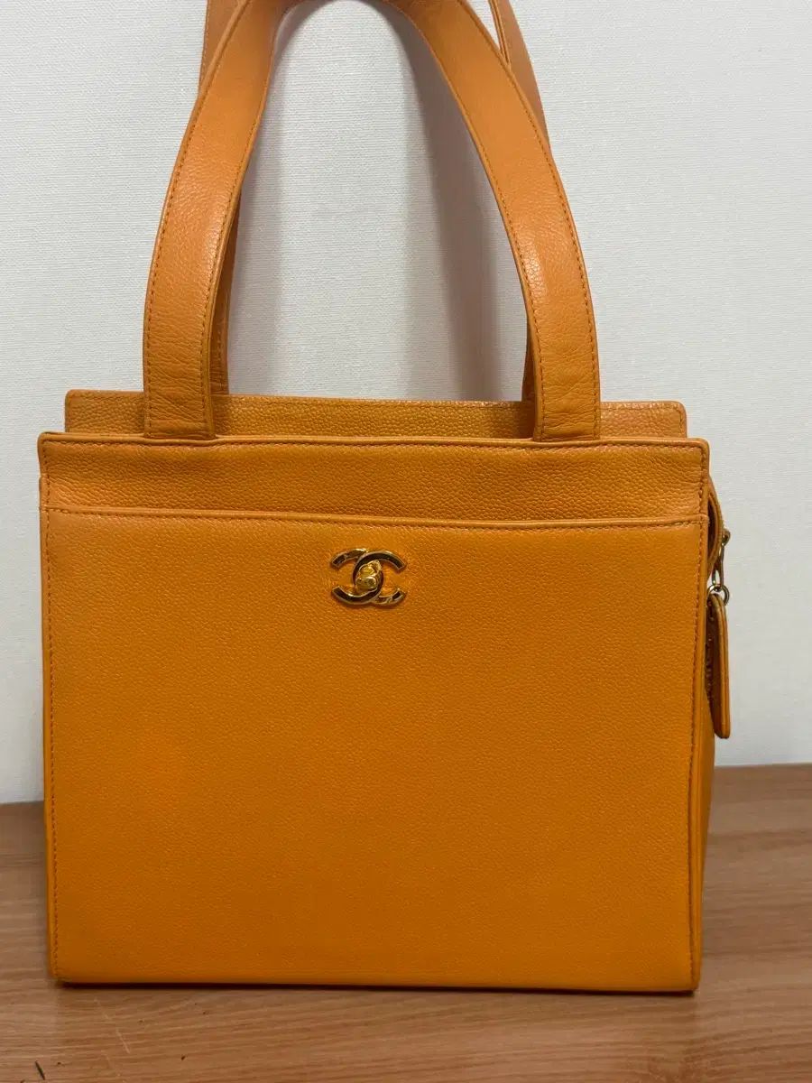 CHANEL ショルダーバッグ オレンジ 108,198円