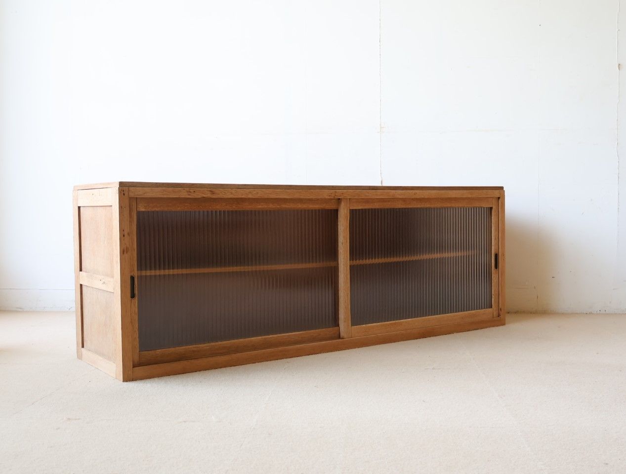 A016　モールガラスの飾り棚　収納棚　食器棚　キャビネット　ガラスケース　古家具　古道具　陳列台　ローボード　テレビ台　店舗什器　レトロ　ヴィンテージ　アンティーク