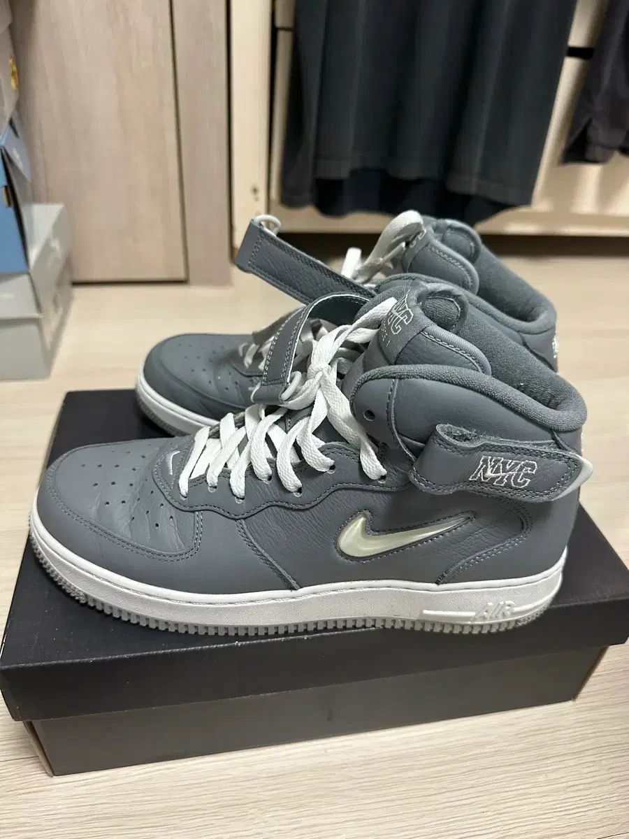 ナイキ エアフォース 1 ミッド QS NYC クールグレー