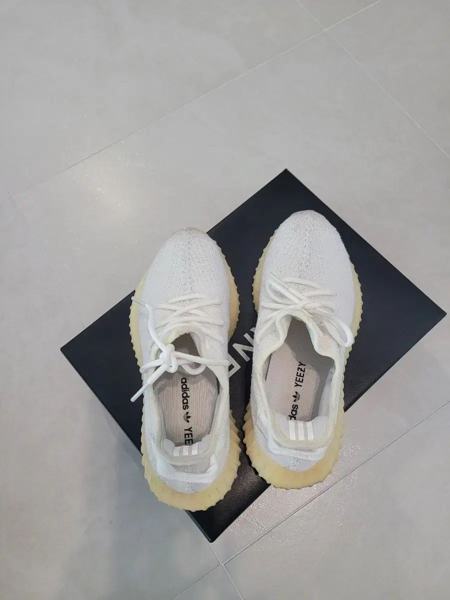 アディダス YEEZY BOOST