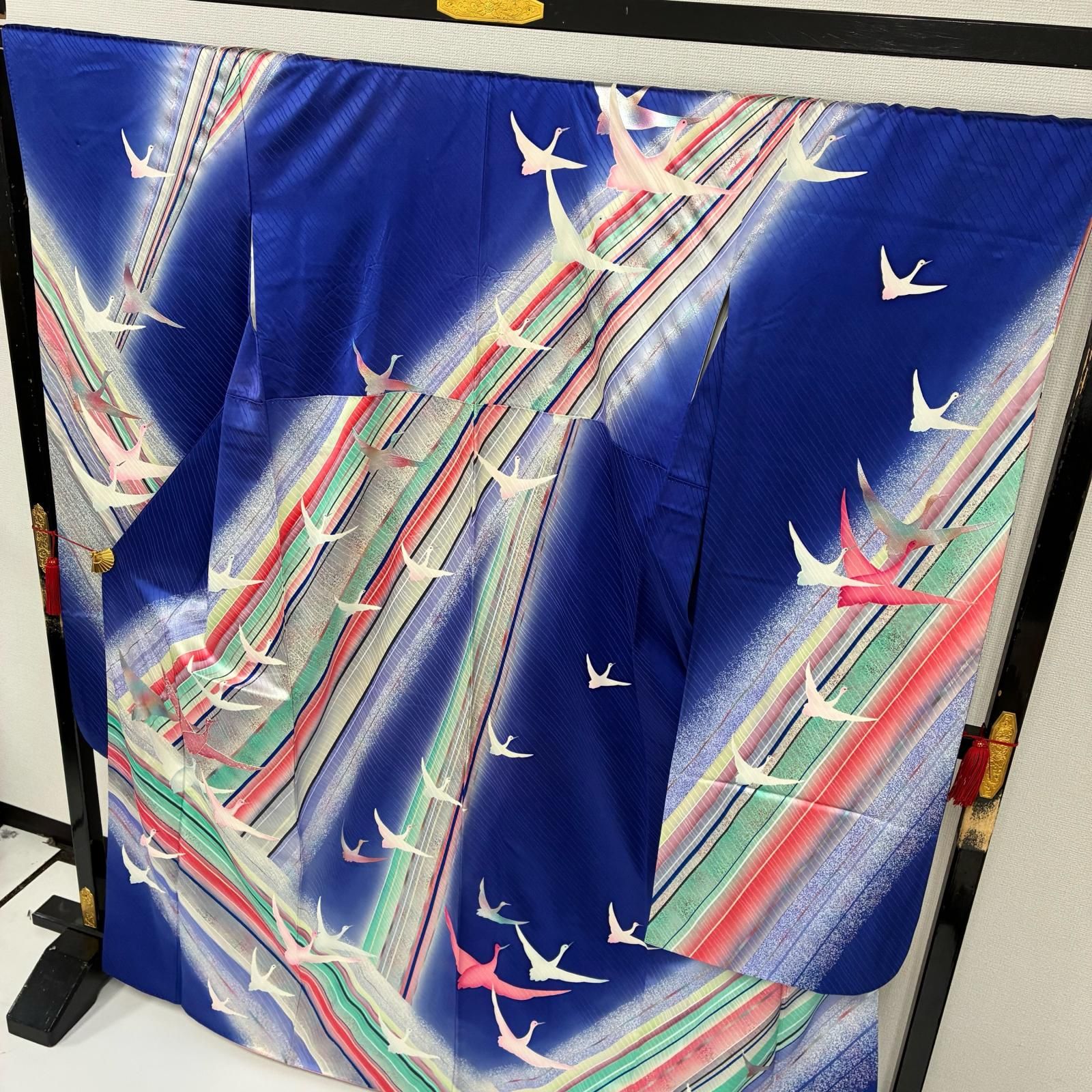 振袖 羽ばたく鳥 煌びやかな加工 裄66.5 正絹 着物 MK-6518