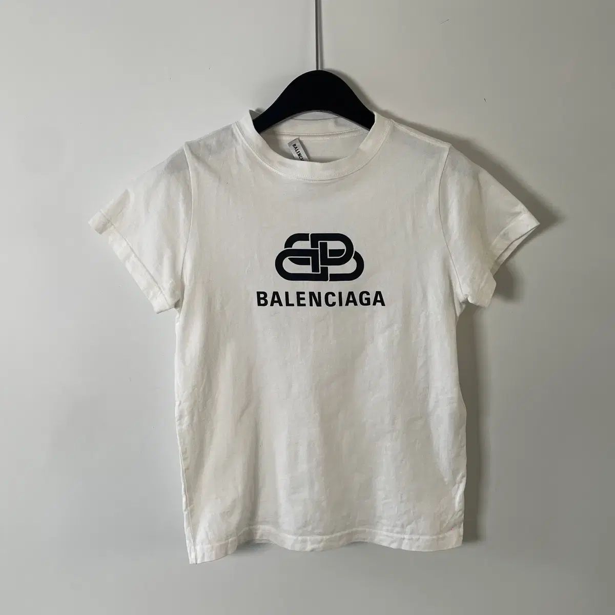 バレンシアガ ウィメンズ ロゴ スリムフィット 半袖Tシャツ (on 1576)