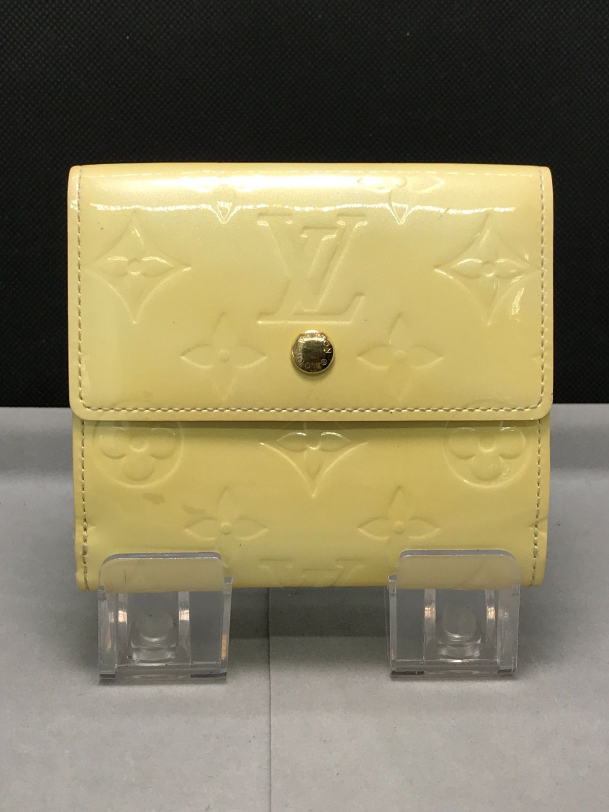 【美品】LOUIS VUITTON　ルイヴィトン　二つ折り財布　ポルトモネビエ　カルトクレディ　モノグラムヴェルニ　クリーム系　2906