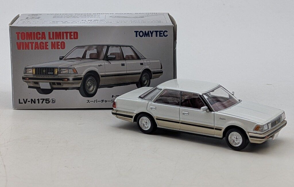 トミーテック TOMICA LIMITED VINTAGE NEO トヨタ クラウン ハードトップ スーパーチャージャー ロイヤルサルーン (85年式)(パール/金) LV-N175b 9,948円