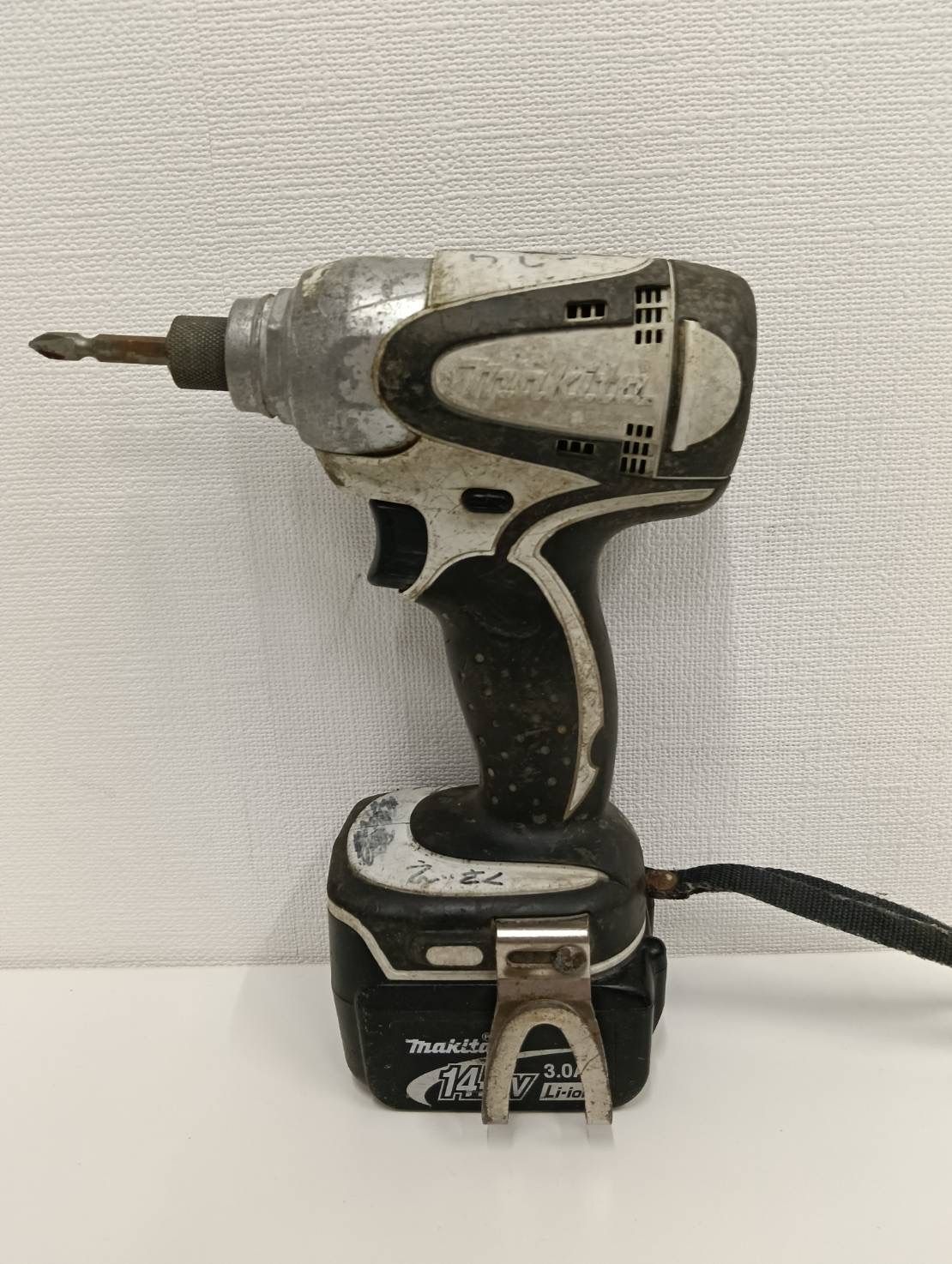 【中古品】【動作確認済】makita マキタ　インパクトドライバーTD130D 14.4v バッテリー付き　現状品