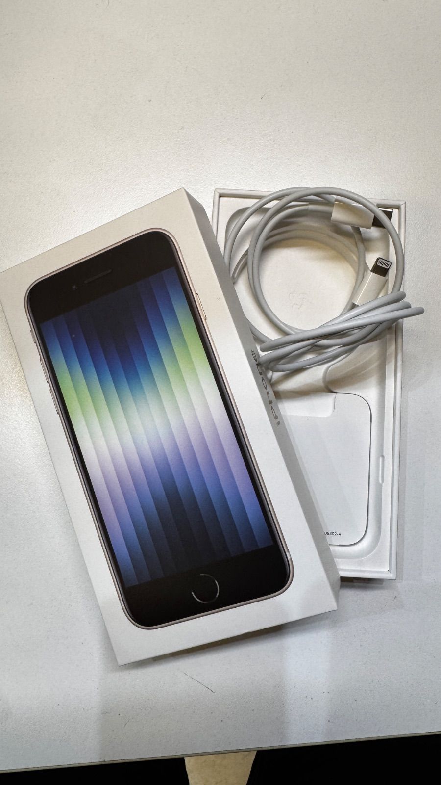 美品】iPhone SE 第3世代 64GB スターライト SIMフリー A2782 箱付き