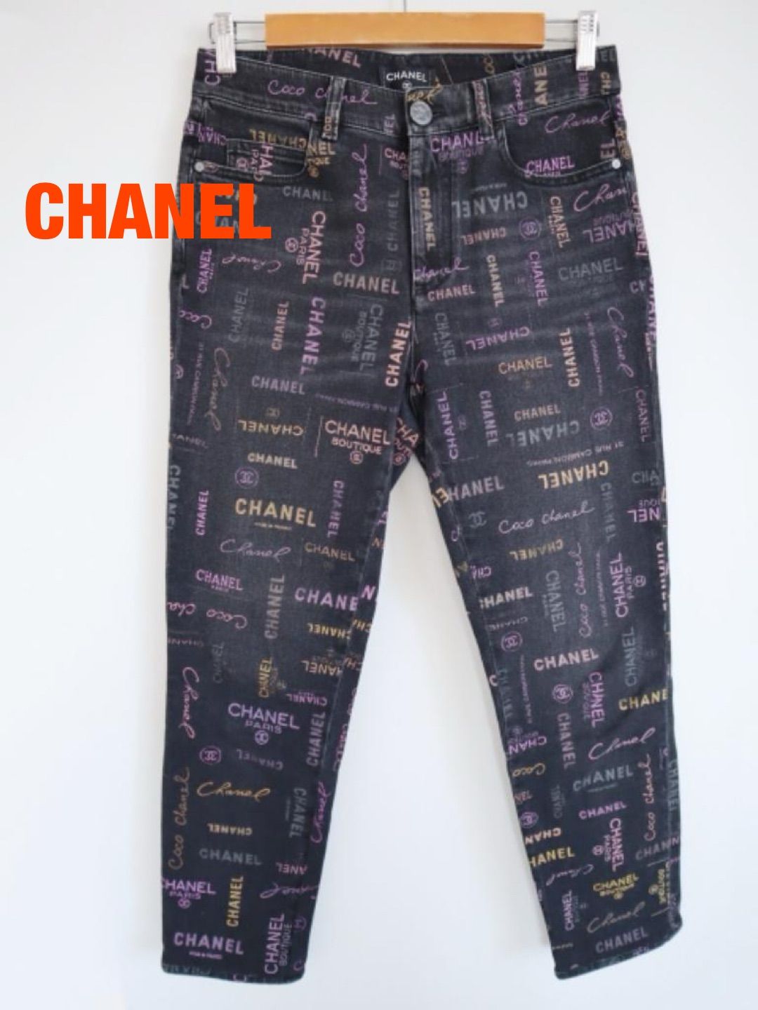 ★ CHANEL　シャネル　ロゴプリント デニムパンツ　イタリア製　シャネル合同会社　Lサイズ　４０　ブラック　ピンク　オレンジ他　ハイブランド　おしゃれ　送料込み　6463363