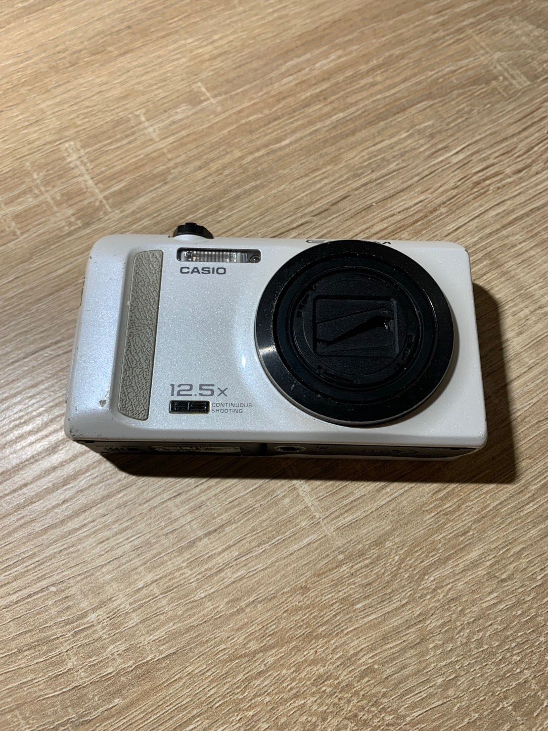 2705 Casio EXILIM EX-ZR200 ホワイト ジャンク品 デジカメ【ネ】