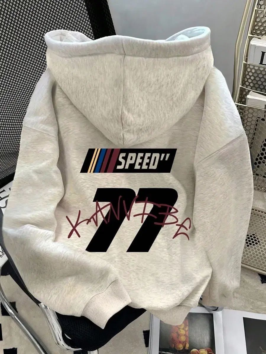 グレーの服