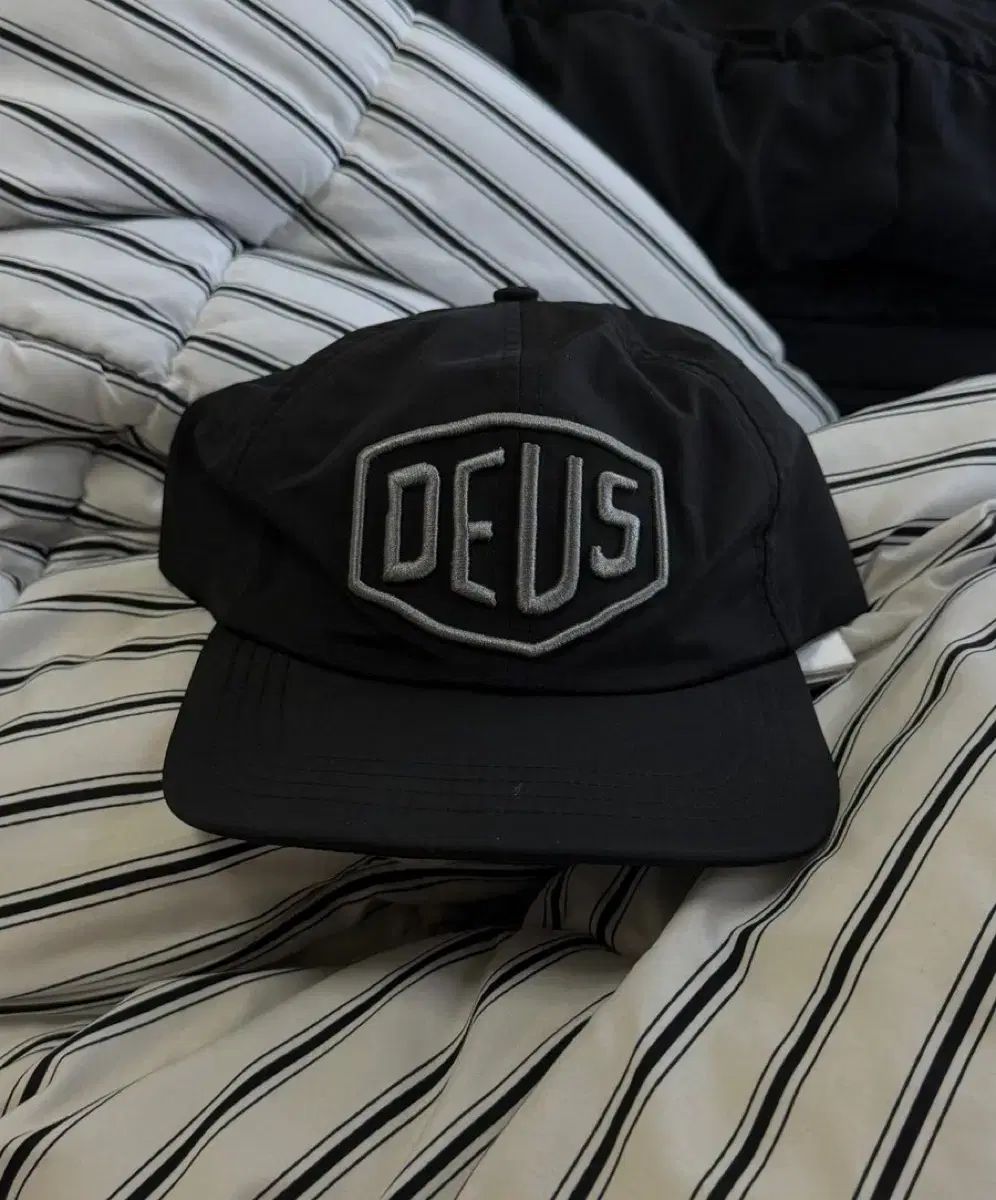DEUS EX MACHINA 帽子