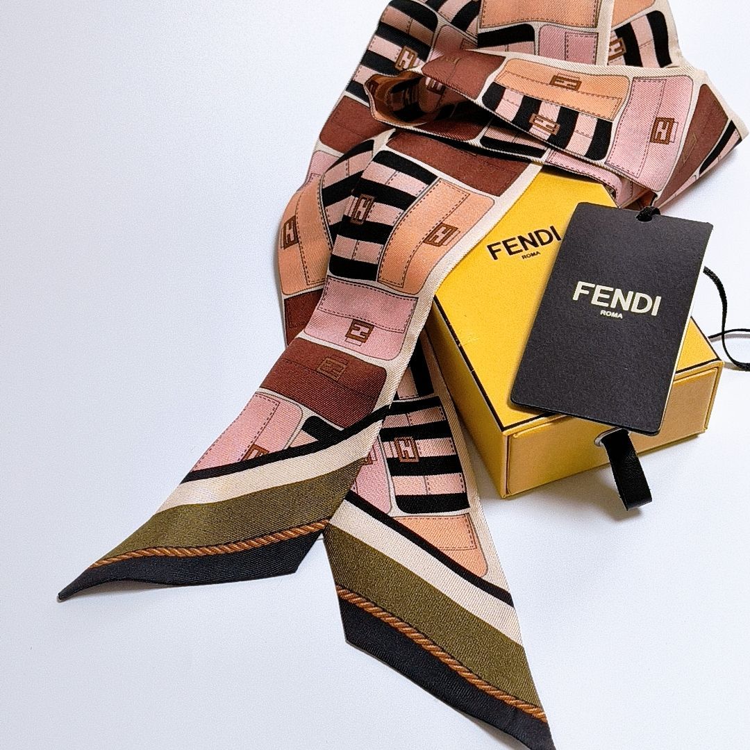 【新品未使用・ヨーロッパ輸入品】FENDI ラッピー シルク プリント バンドゥ スカーフ フェンディ ユニセックス（メンズ・レディース）