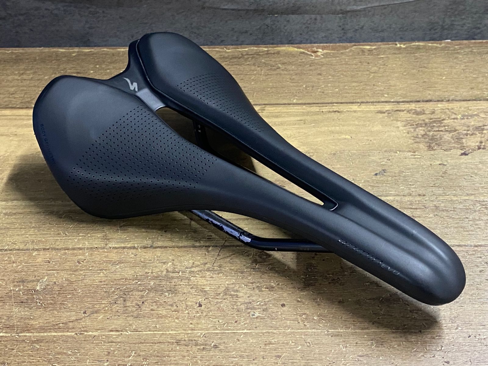 JZ922 スペシャライズド SPECIALIZED ローミン エボ ROMIN EVO 黒 143mm サドル HOLLOW Tiレール