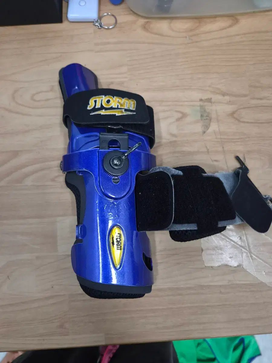 中古 ボーリングサポーター ストーム COBRA (コブラ) S 右手用