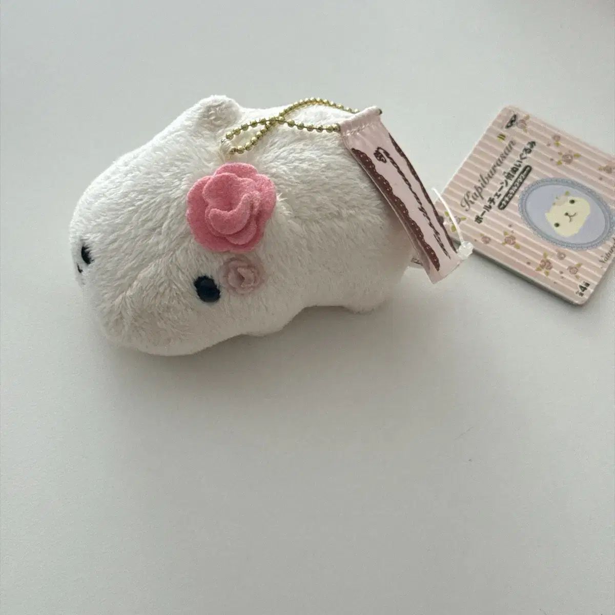 バラの花 白 カピバラさん ミニ ぬいぐるみ キーホルダー - メルカリ