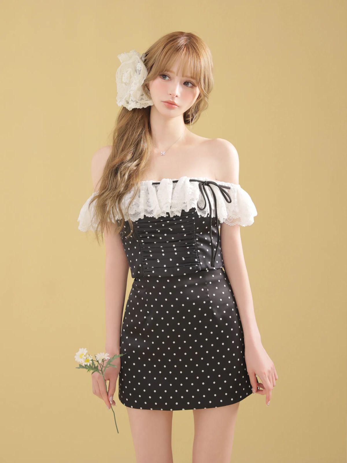 ブラックホワイト[FM4805]【ROBE de FLEURS/ローブドフルール】オフショル/ リボン/ セットアップ/ ドット柄/ レース/ サテン/ フリル/ タイト/ ミニドレス/ キャバドレス