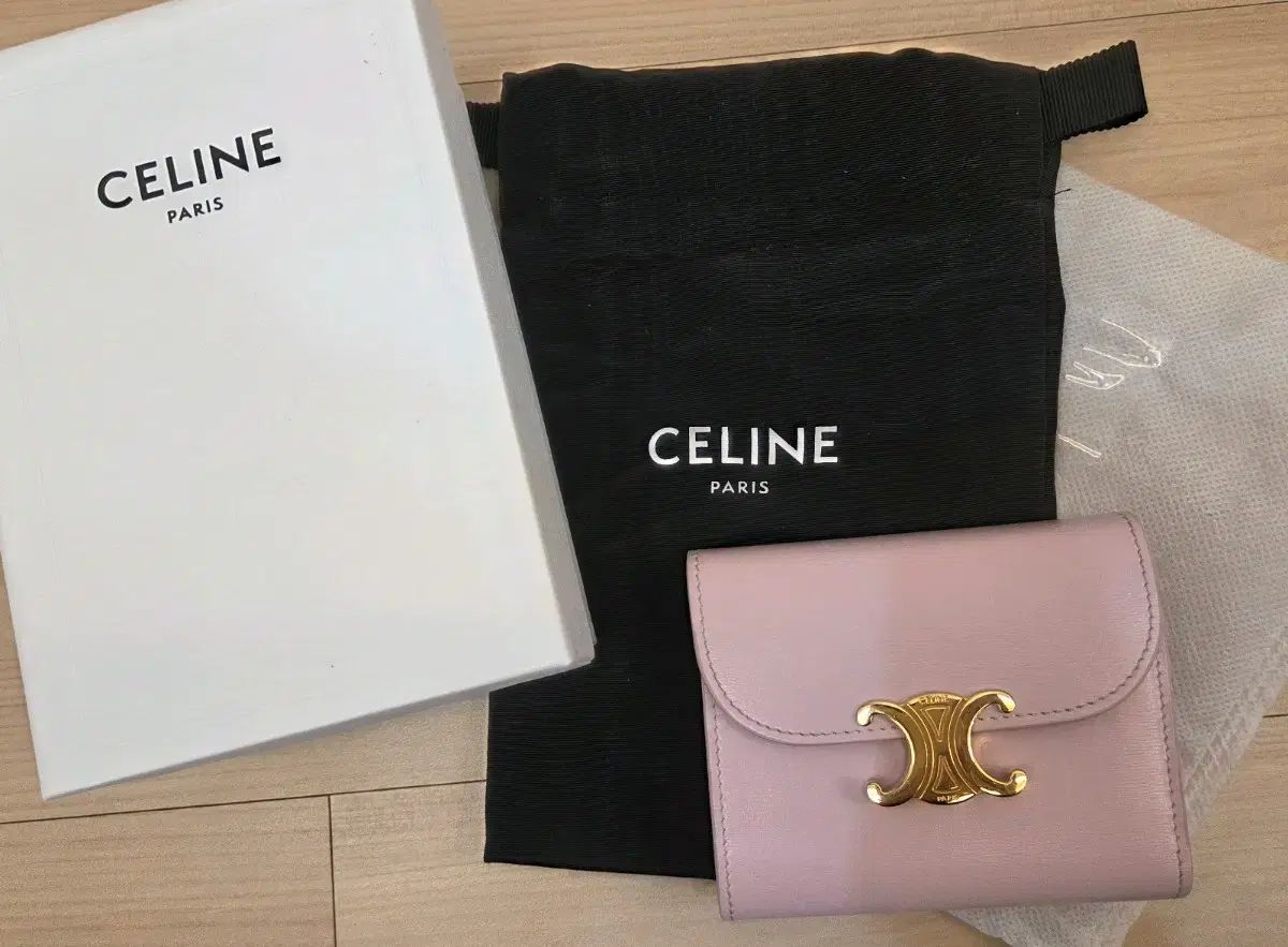 セリーヌ トリオンフェ 二つ折り財布 ピンク 60,172円
