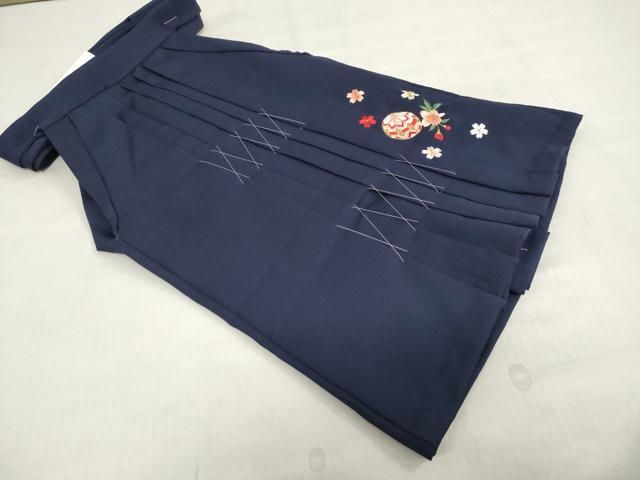 平和屋着物[]女の子　子供　行灯袴　総刺繍　鞠桜文　濃藍色　金糸　洗える着物　未使用　DABH5494ea