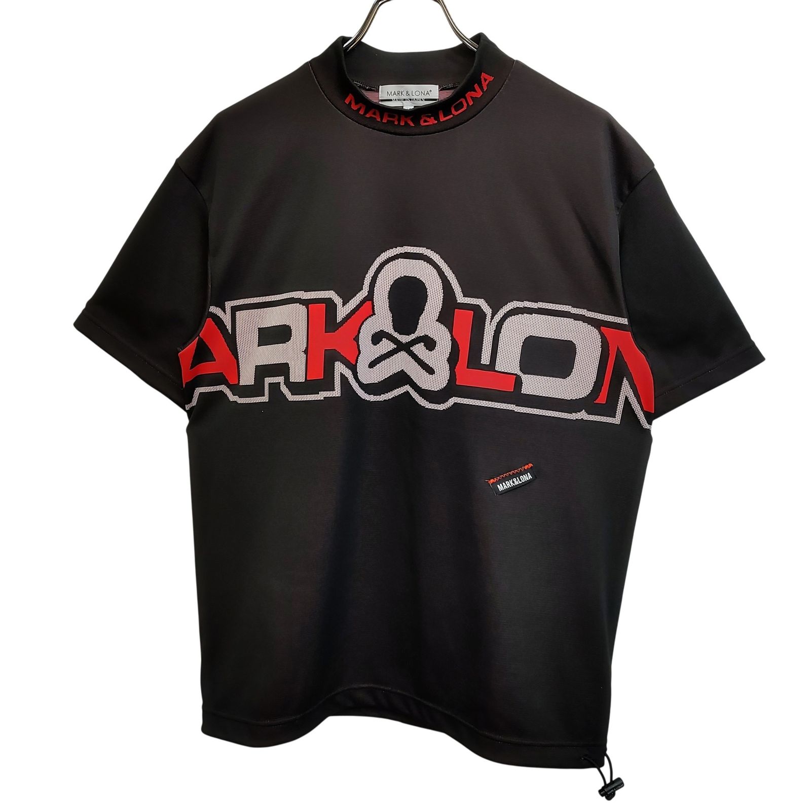 MARK&LONA マークアンドロナ ゴルフ 25SS Geo Motion Mock Neck Top 半袖 モックネック Tシャツ MLM-5A-AA08 48 ブラック/レッド メンズ