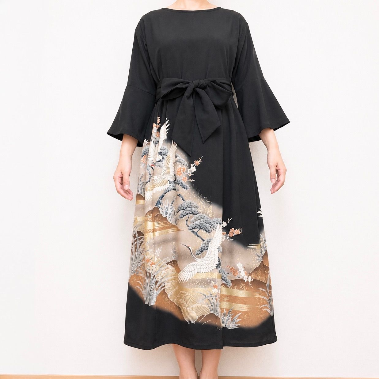 一点物 着物リメイク ロングワンピース ドレス 黒留袖 正絹 飛鶴花松文 9,360円