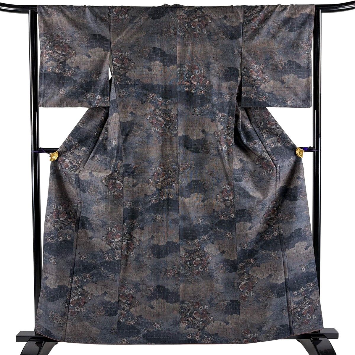 【美品】 紬 身丈161cm 裄丈63.5cm S 袷 雲文 鴛鴦 黒灰 正絹 秀品 【中古】 6,336円