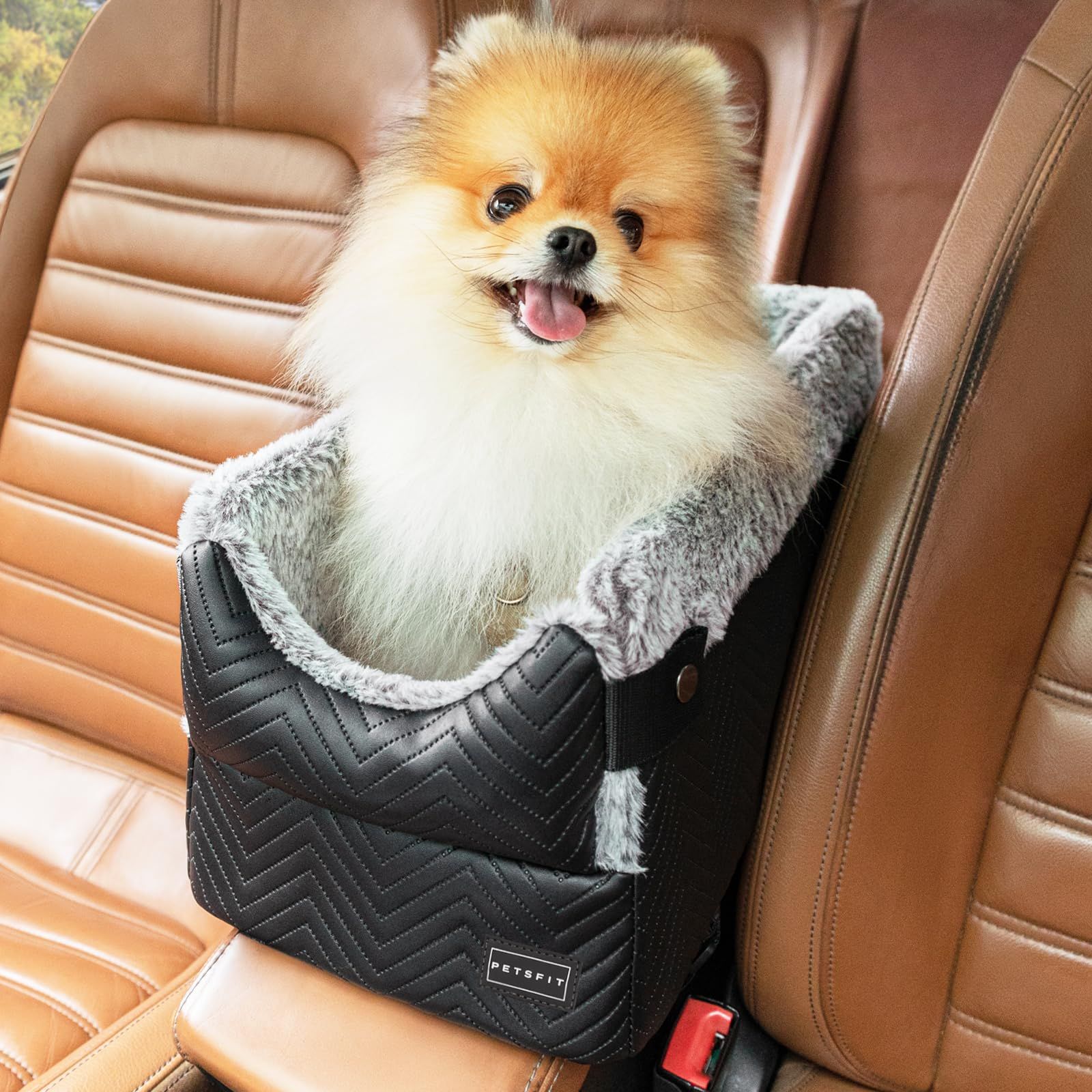 petsfit 犬ドライブボックス 小型犬用 犬シート車 アームレストボックス ドライブシート 飛び出し防止 車載ベッド 洗えるマット付き 折りたたみ 安定 旅行用?通院?帰省 レザー製 ブラックt b899caa0
