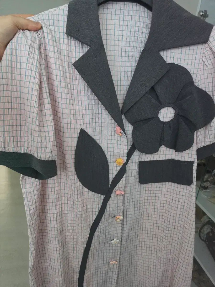 CHECK柄 半袖シャツ KARA（カラ） 花弁装飾