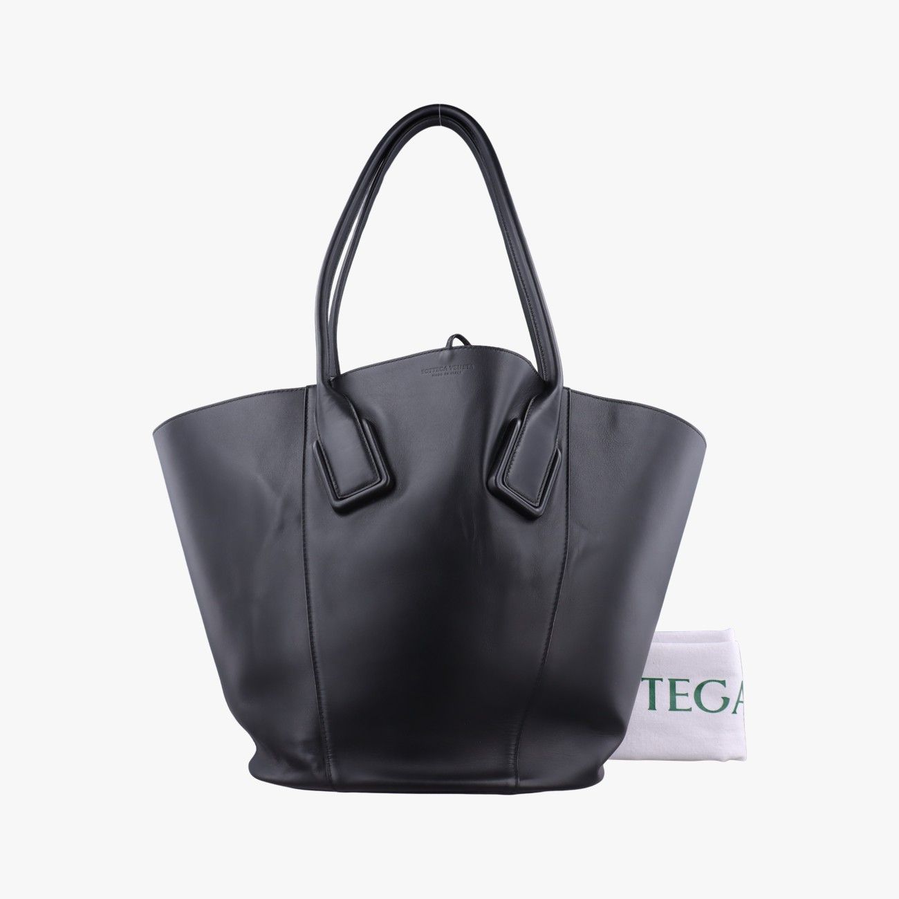 ボッテガヴェネタBottega Venetaバスケット ブラック レザー B08227804J 44,400円