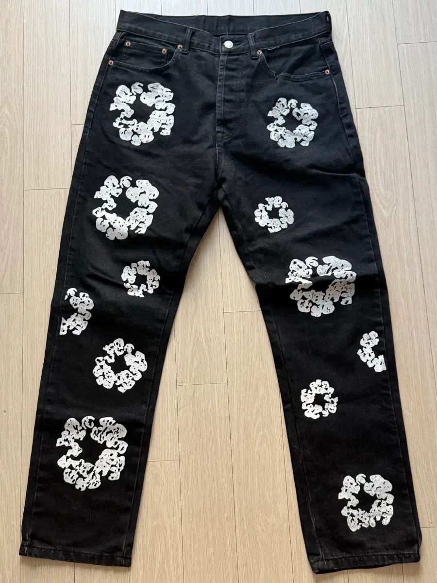 DENIM TEARS（デニムティアーズ）X LEVI'S（リーバイス） ブラック ゴールデンサイズ 48,409円