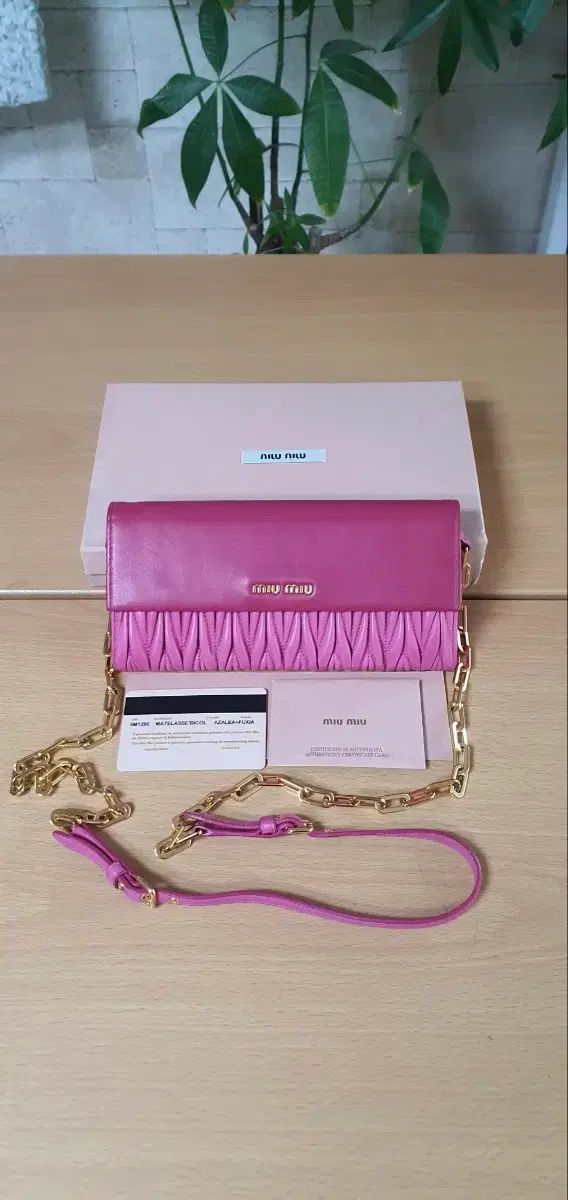 ミュウミュウ マトラッセ クロスバック/長財布 ほぼ新品 正規品 (保証書O) 57,601円
