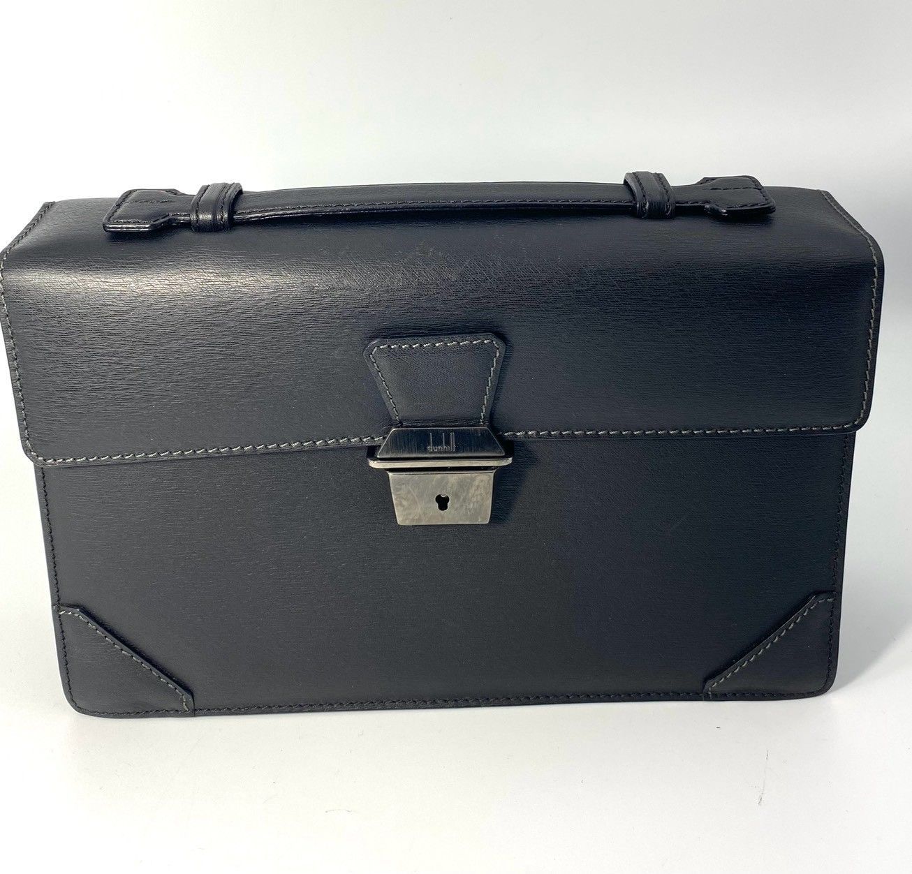 ダンヒル dunhill セカンドバッグ クラッチバッグ ハンドバッグ レザー 本革 黒 ブラック フラップ ダイヤルロック 鍵付き 鍵あり ダイヤル錠 金具 メンズ ビジネス 冠婚葬祭 通勤 手持ち 鞄 かばん カバン イタリア製 ITALY 美品