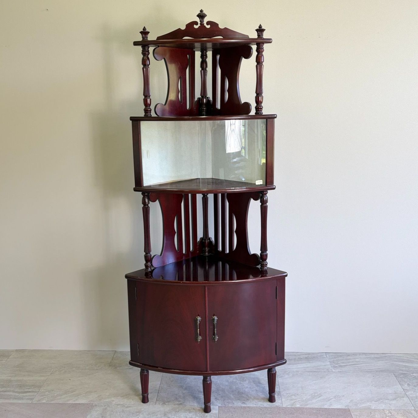 【美品・超希少】1955〜1970年製造 硝子板湾曲引戸コーナーキャビネット【昭和レトロ / 特許飾棚】 ヴィンテージ 特殊技術家具 ディスプレイ