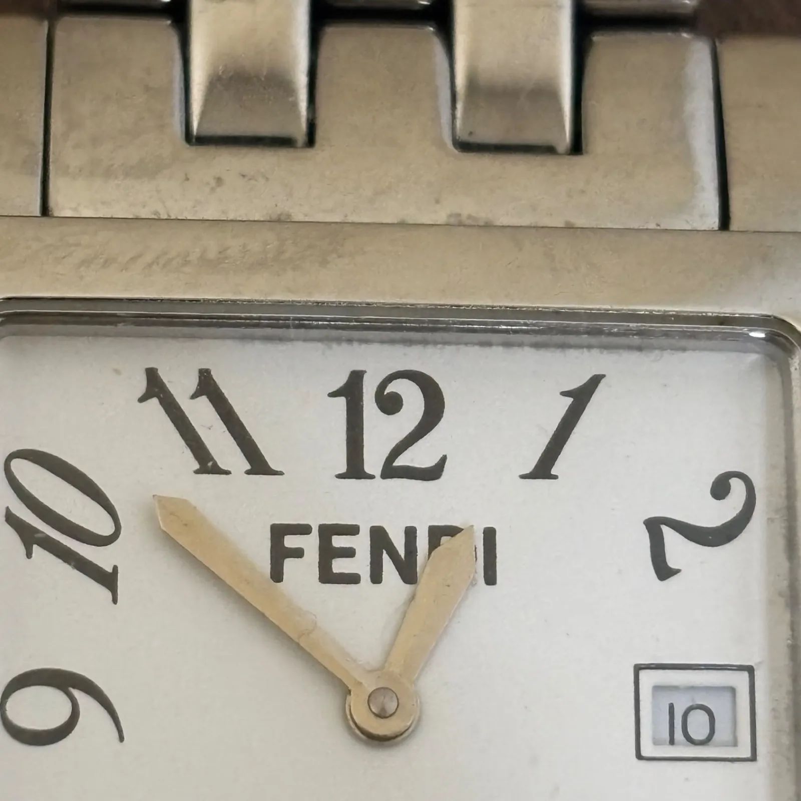 b3217)FENDI フェンディ 腕時計 シルバー ホワイト クォーツ 腕周り