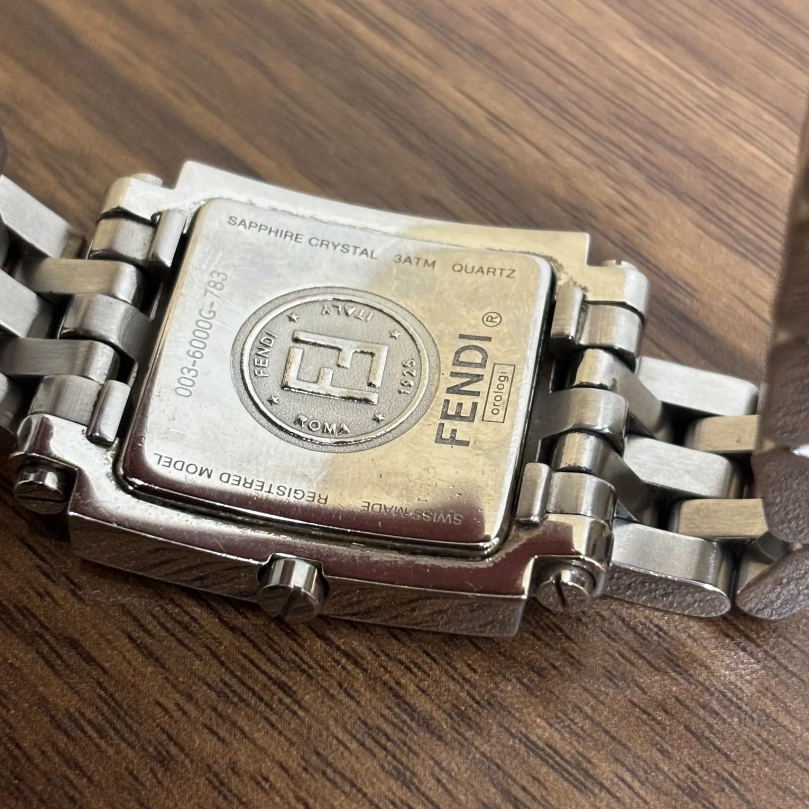 b3217)FENDI フェンディ 腕時計 シルバー ホワイト クォーツ 腕周り