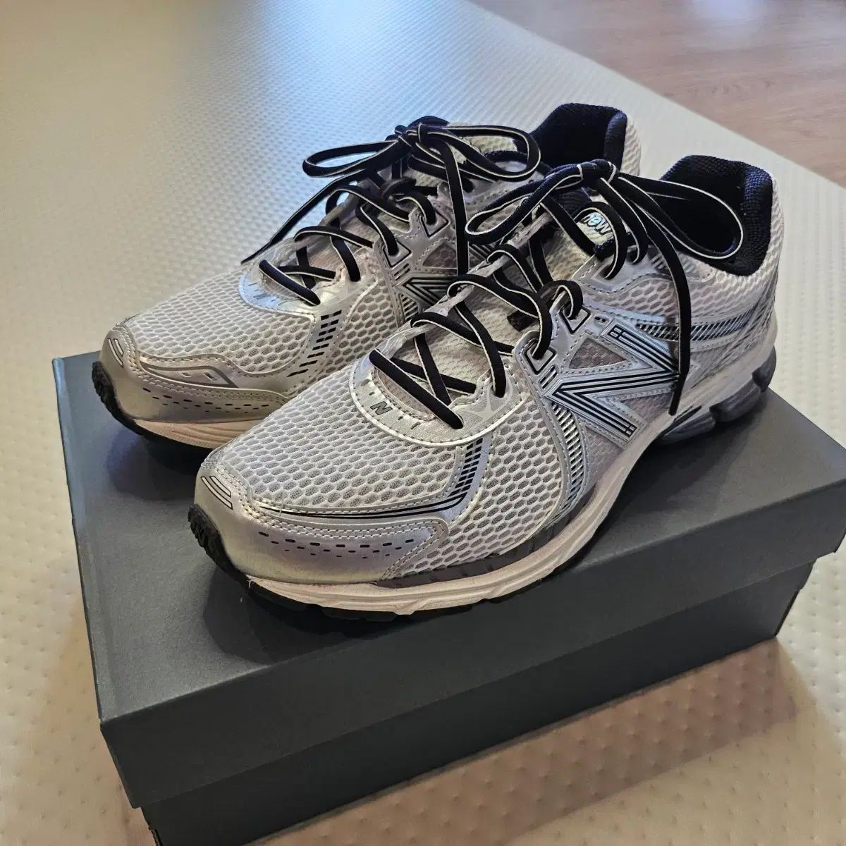 ニューバランス 860v2 オプティック 白 290 出品
