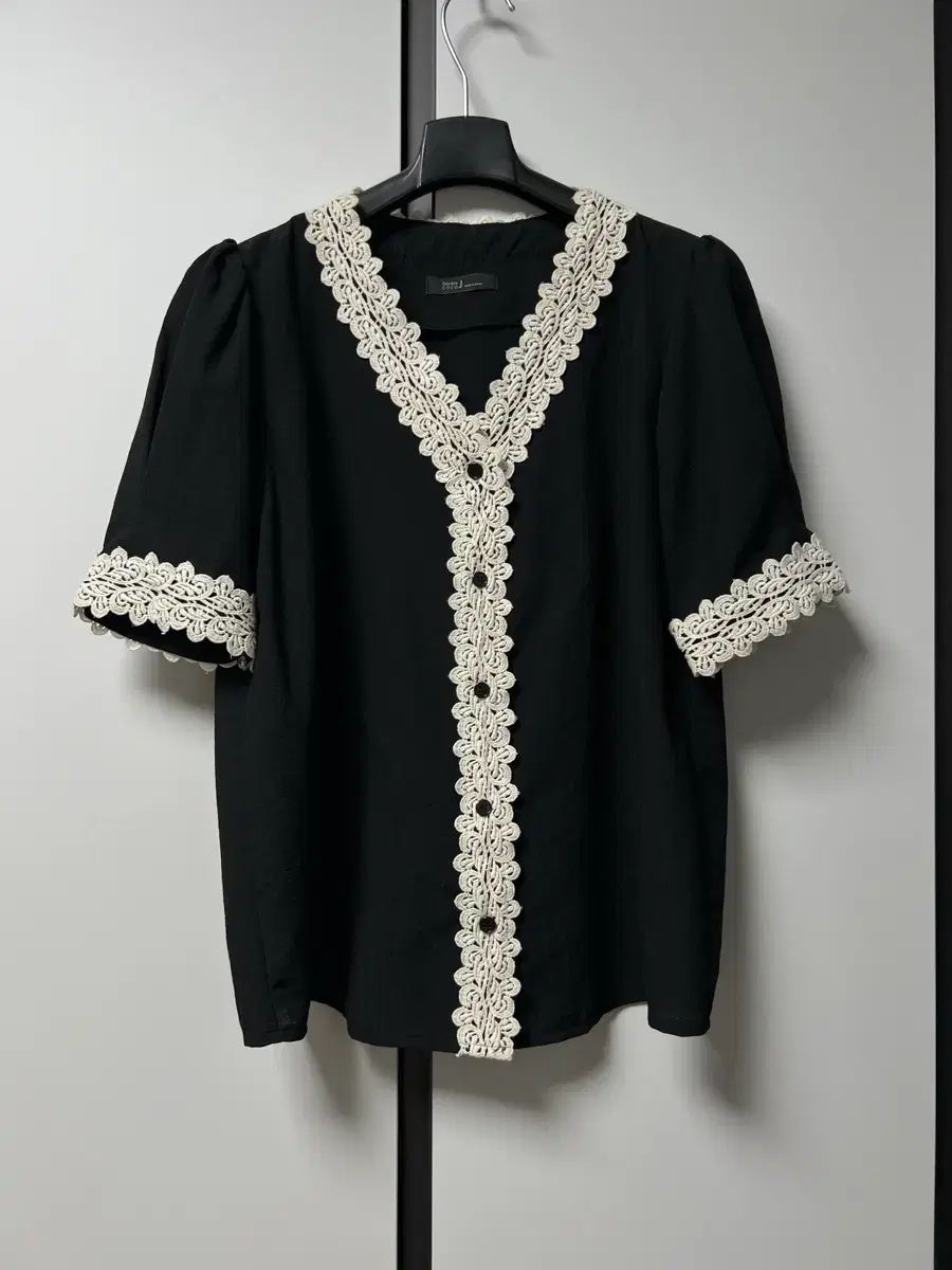 素材の良いかわいいブラウス 7,032円