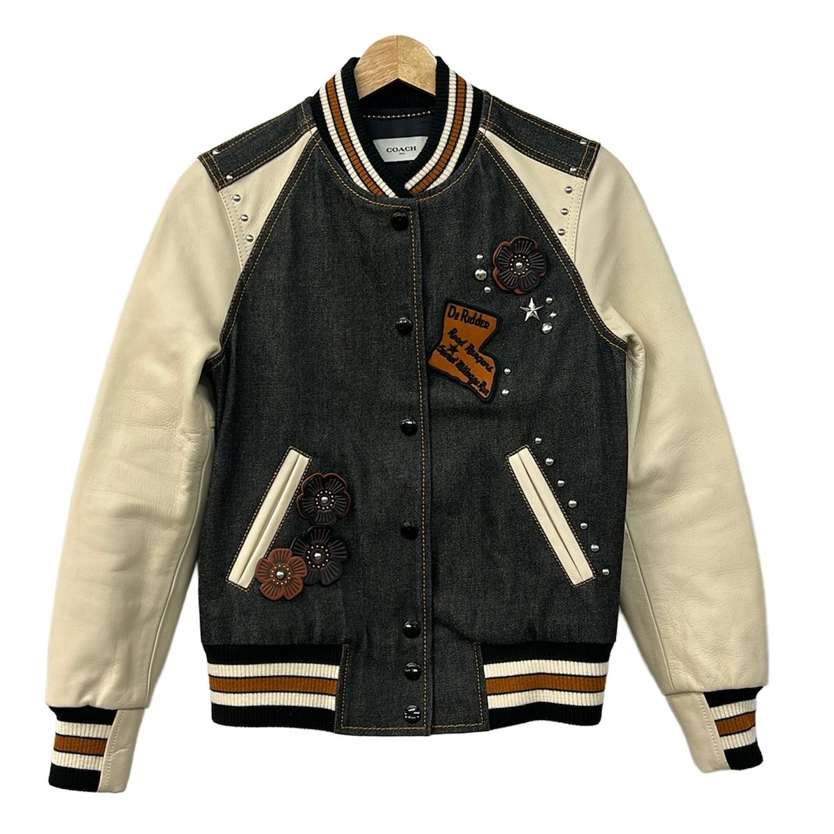 コーチ ブルゾン サイズ0美品 - E1602 ダークグレー×アイボリー×ブラウン スタジャン/レザー/デニム/ワッペン/フラワー(花)/秋/冬