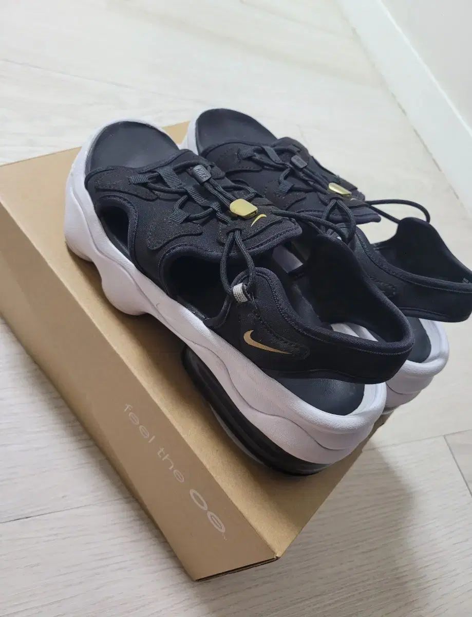 ナイキ エアマックス 九井 一 サンダル ブラック 白 メタリック GOLD 260
