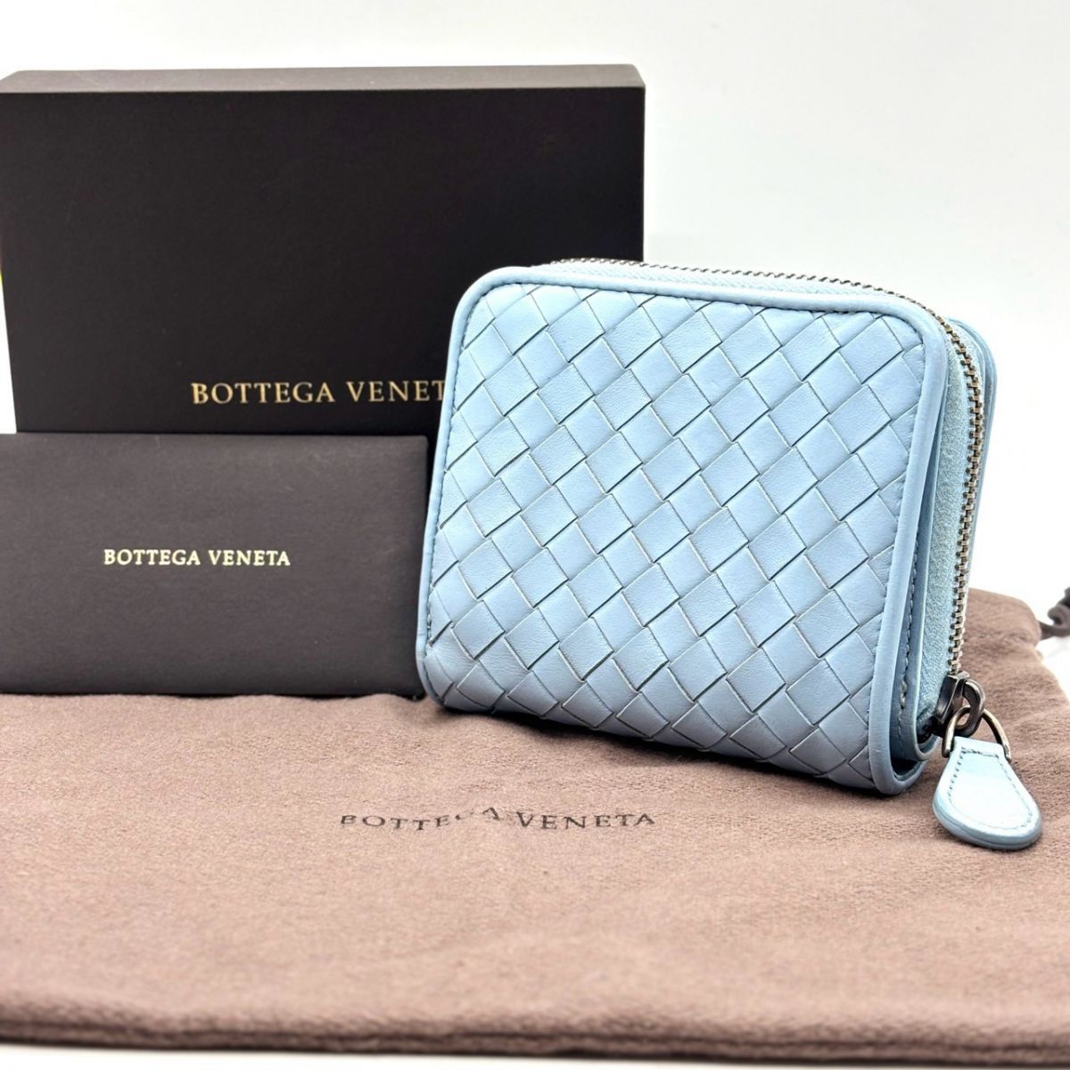 【さわやかなブルーの編み込み】　Bottega Veneta　二つ折り財布 イントレチャート ラウンドファスナー　ライトブルー