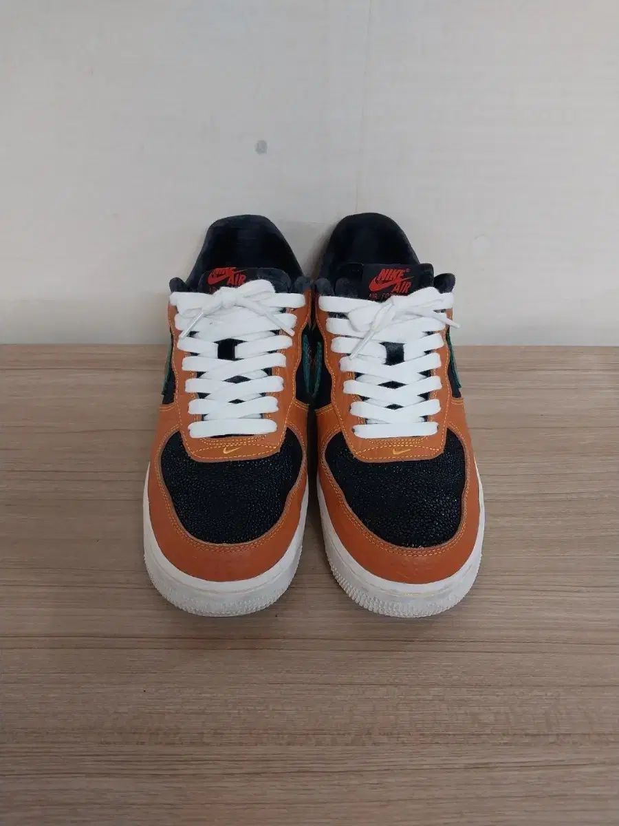 メンズ NIKE エアフォース1 ロー シープレ・ファミリア スニーカー (250) 10,203円