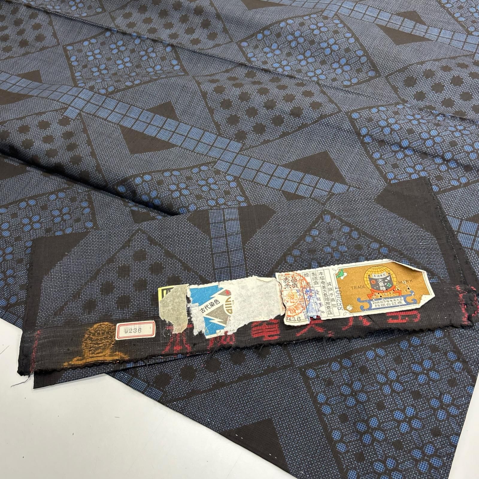 本場奄美大島紬 正絹 泥藍染め 一元式 粋な絣 袷 着物 MK-3901