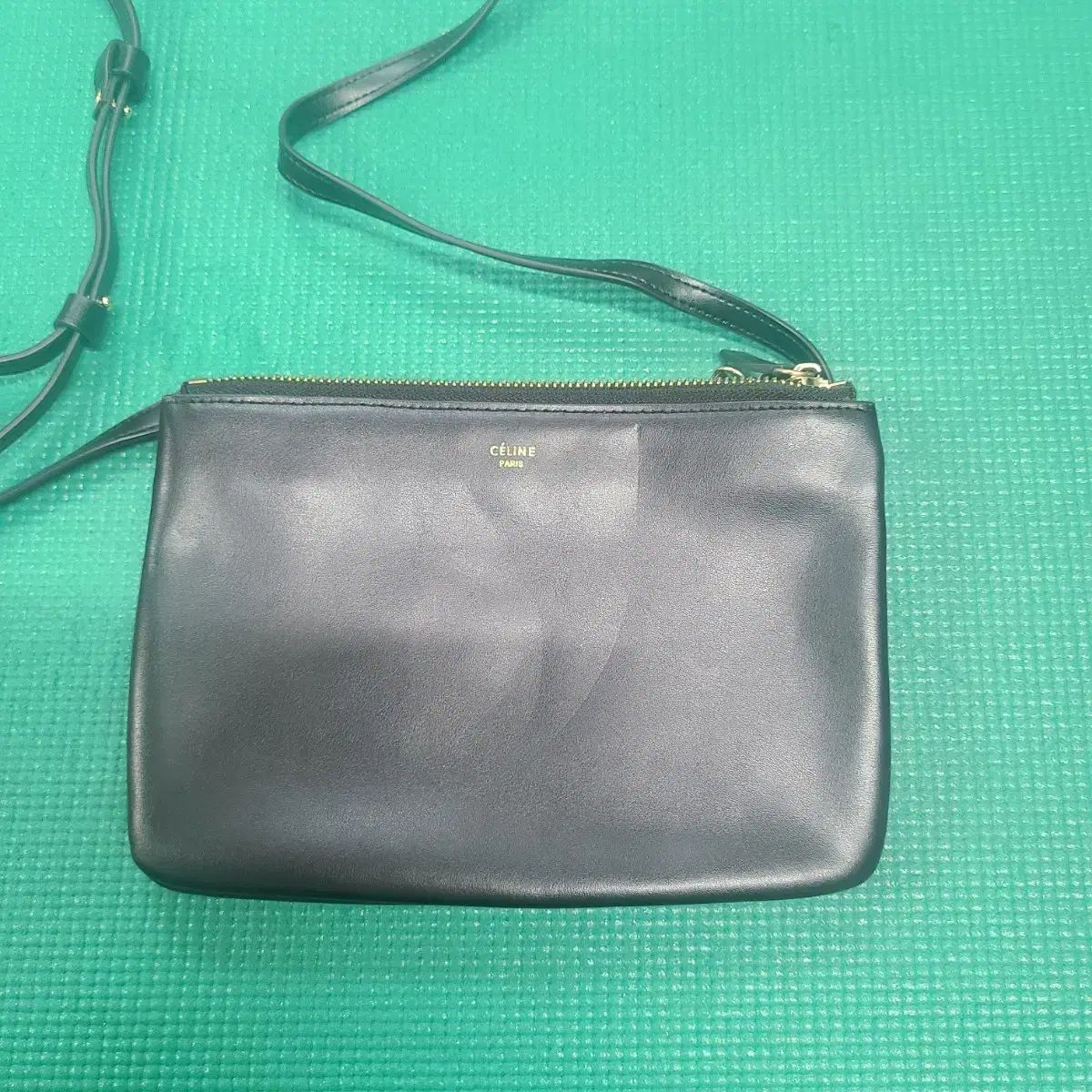 セリーヌ トリ オクロスバック ブラック 30,577円