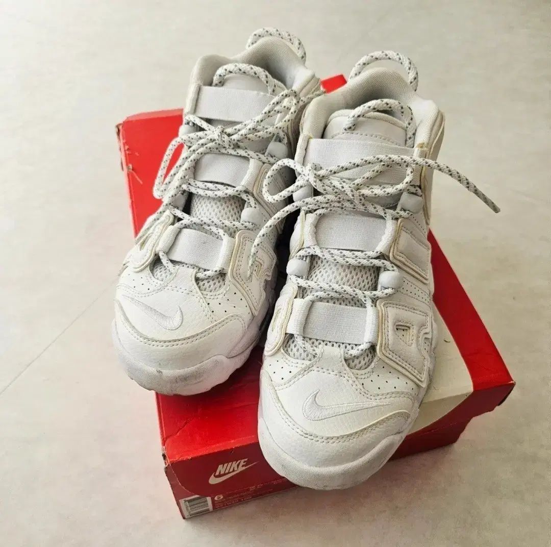 ナイキ エア モア アップテンポ トリプル 白 (Nike Air More Uptempo Triple White スタイルコード 921948-100) 11,270円