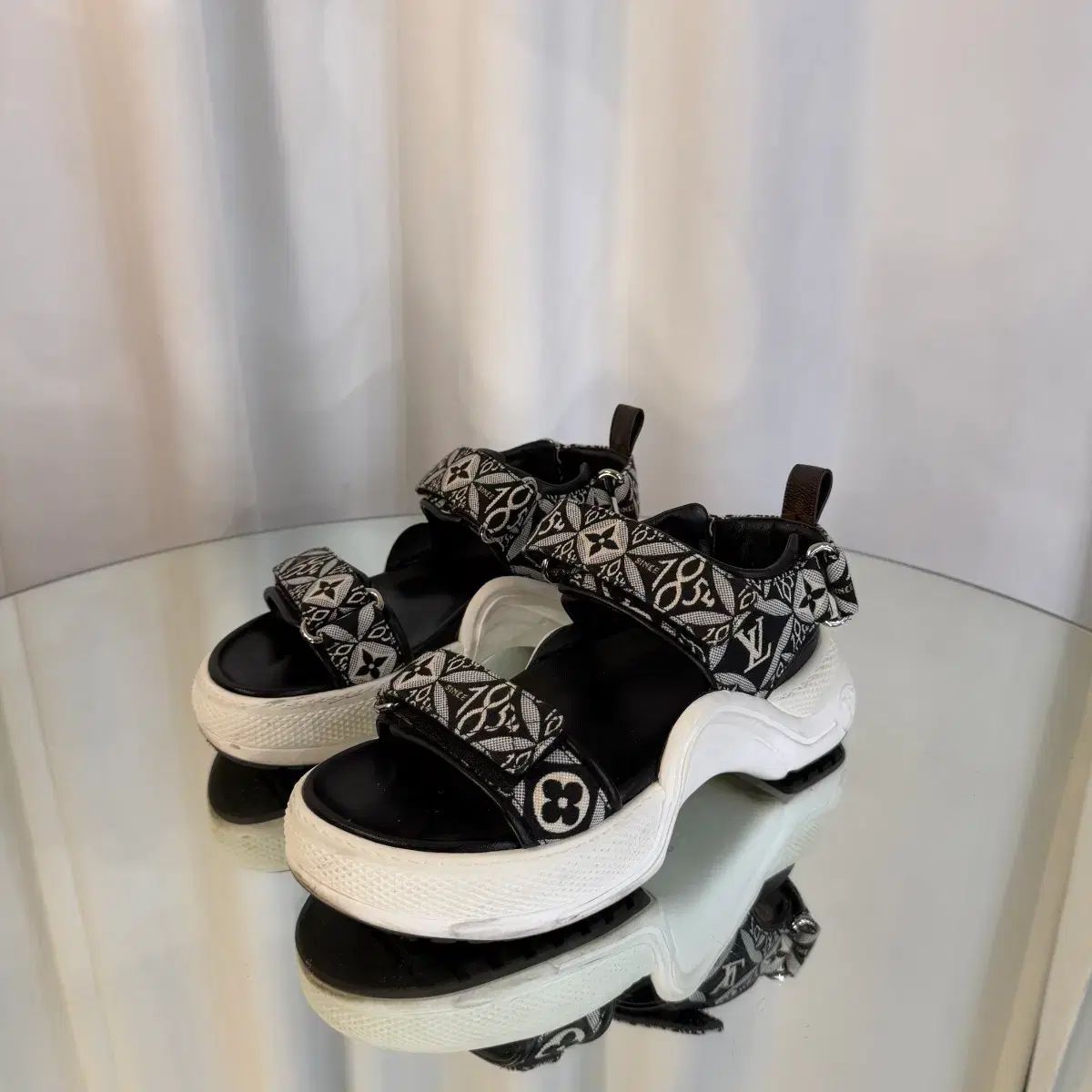 Louis Vuitton 1854 モノグラム アーチライト サンダル