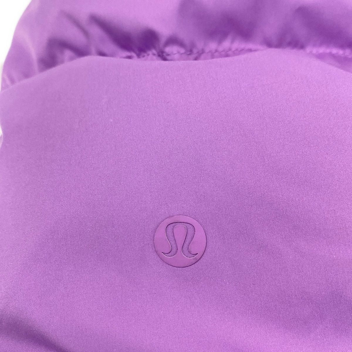 lululemon(ルルレモン) ダウンベスト サイズ4 XL レディース - パープル ショート丈/フード着脱可/秋/冬