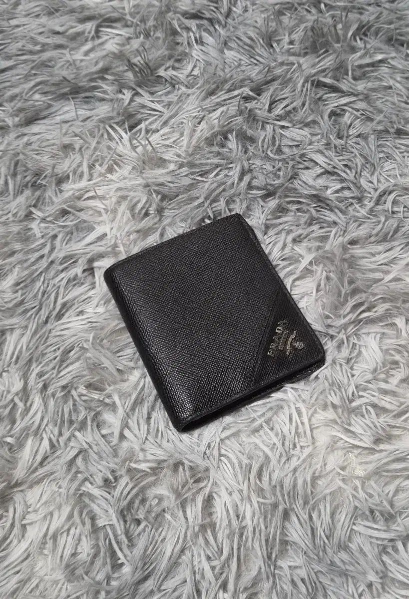 PRADA サフィアーノ 二つ折り財布（ユニセックス）